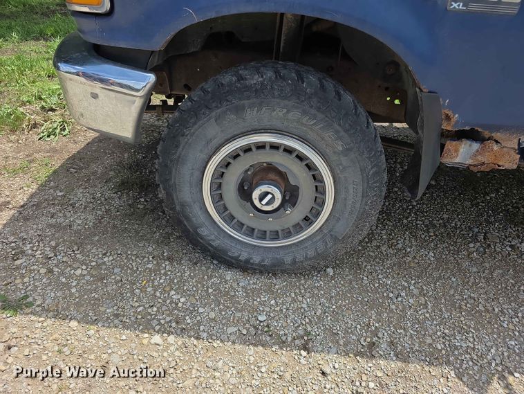 image for item EV2170 1994 Ford F250 XL bale bed pickup truck