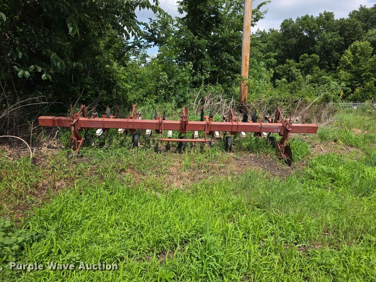 image for item EV2173 International 153 row crop cultivator