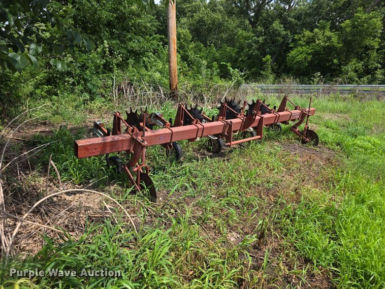 image for item EV2173 International 153 row crop cultivator