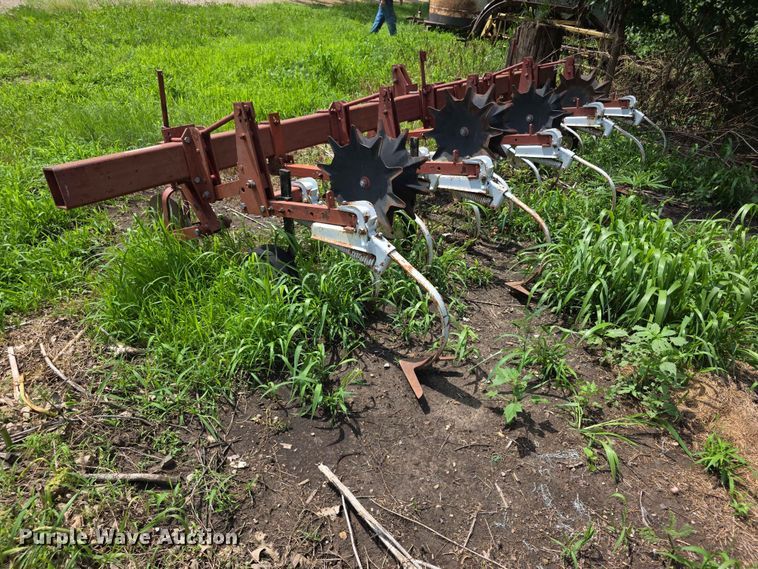 image for item EV2173 International 153 row crop cultivator