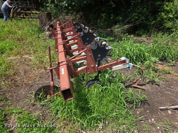 image for item EV2173 International 153 row crop cultivator