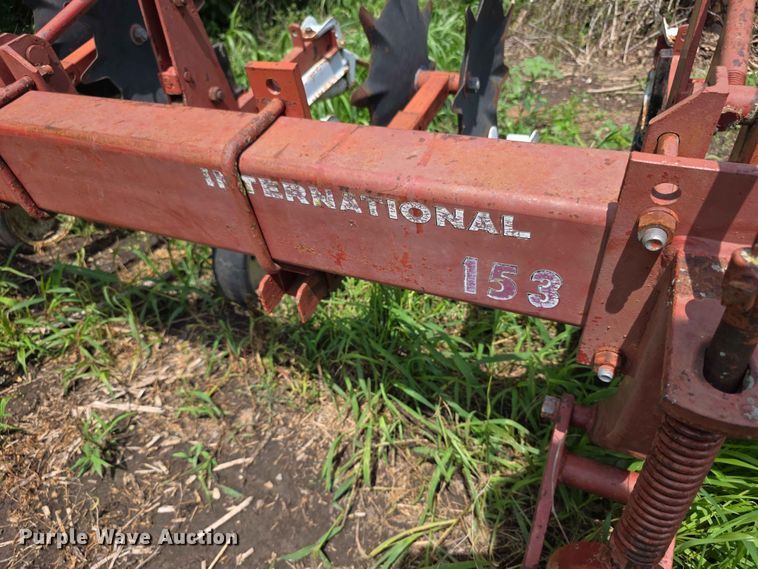 image for item EV2173 International 153 row crop cultivator