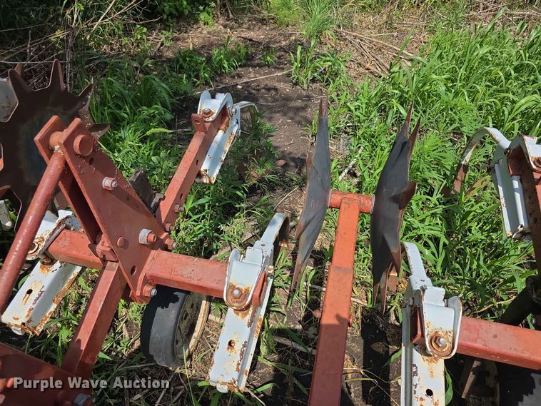 image for item EV2173 International 153 row crop cultivator