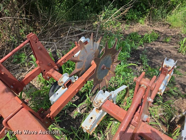 image for item EV2173 International 153 row crop cultivator