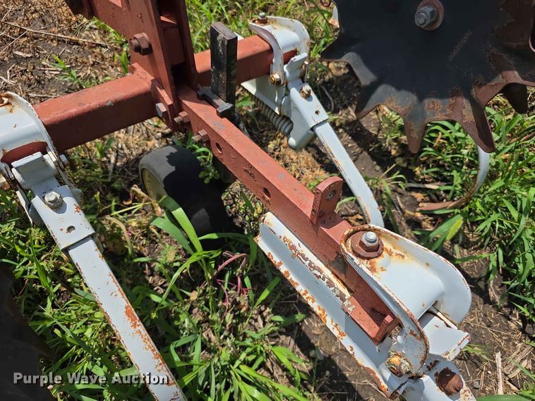 image for item EV2173 International 153 row crop cultivator