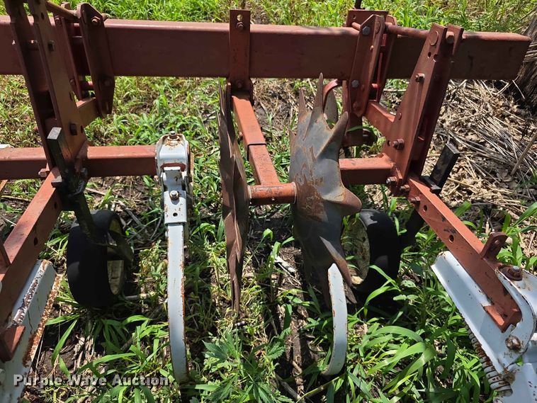 image for item EV2173 International 153 row crop cultivator