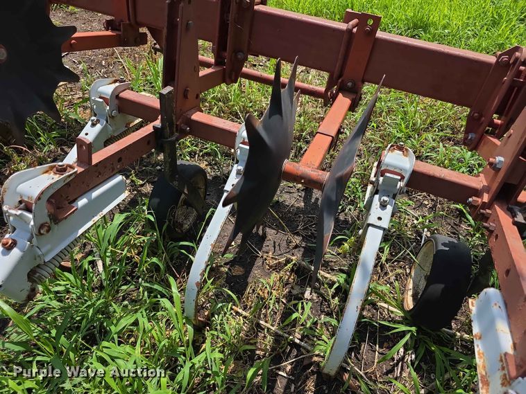 image for item EV2173 International 153 row crop cultivator