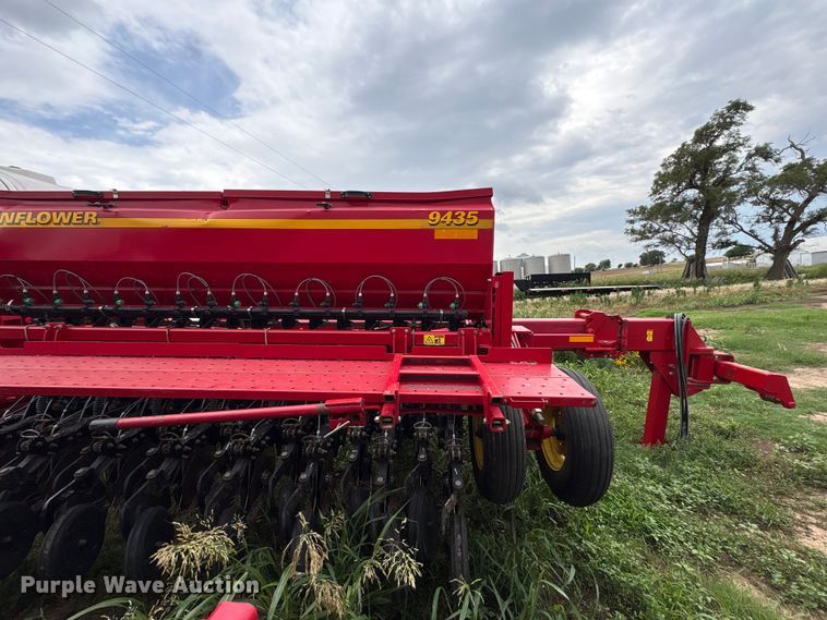 image for item EW0018 Sunflower SF9435 grain drill