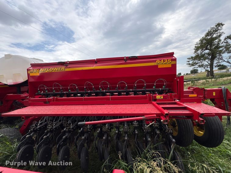 image for item EW0018 Sunflower SF9435 grain drill