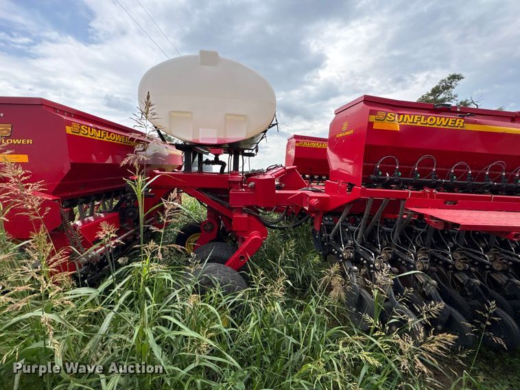 image for item EW0018 Sunflower SF9435 grain drill