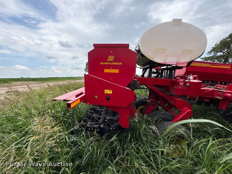 image for item EW0018 Sunflower SF9435 grain drill