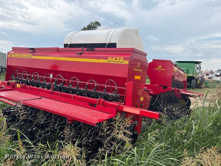 image for item EW0018 Sunflower SF9435 grain drill
