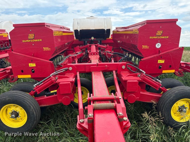 image for item EW0018 Sunflower SF9435 grain drill