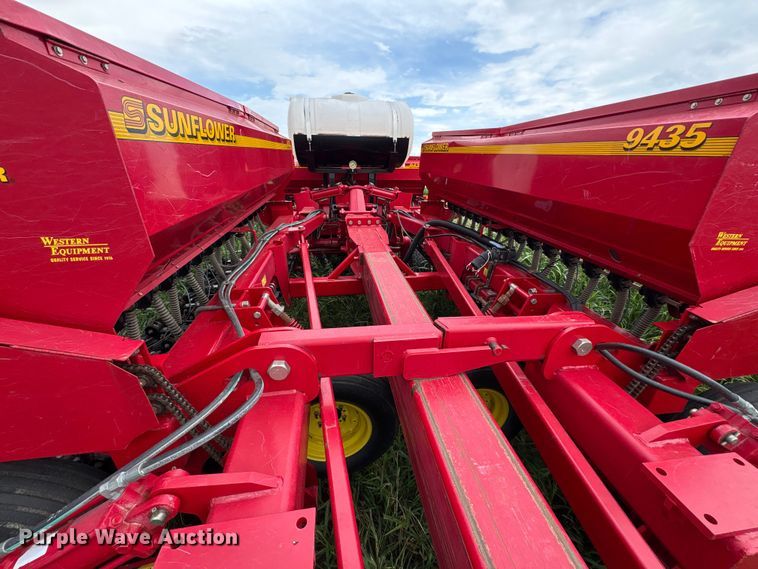 image for item EW0018 Sunflower SF9435 grain drill