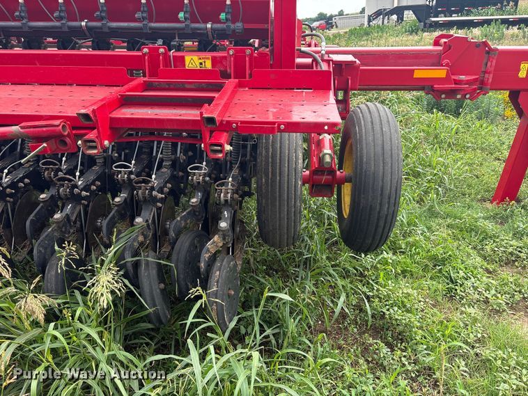 image for item EW0018 Sunflower SF9435 grain drill