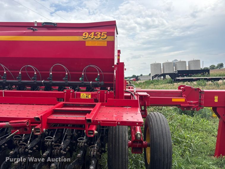 image for item EW0018 Sunflower SF9435 grain drill