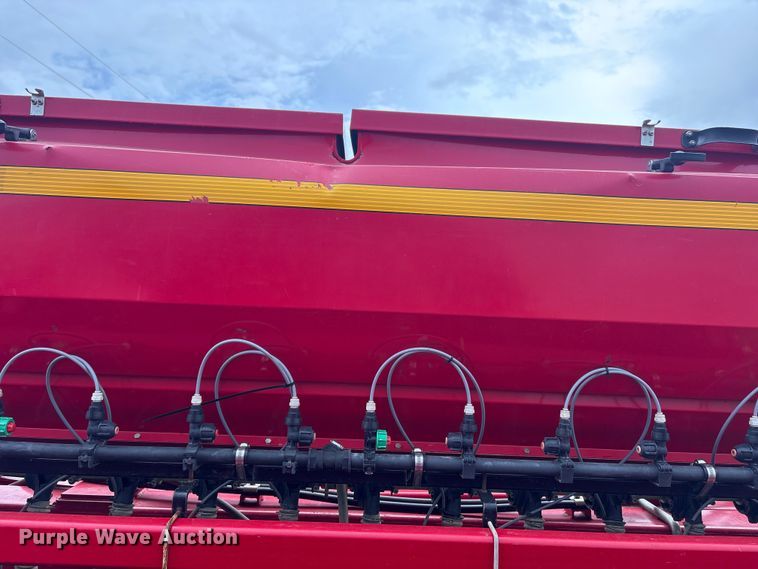 image for item EW0018 Sunflower SF9435 grain drill