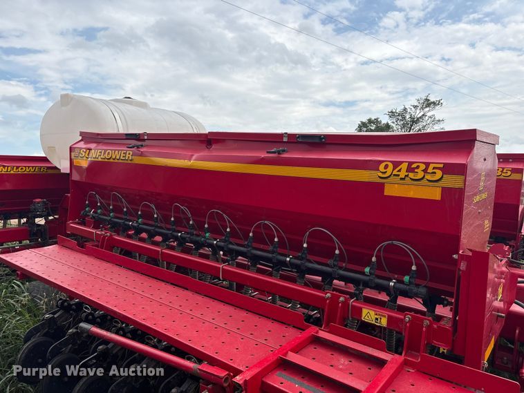 image for item EW0018 Sunflower SF9435 grain drill