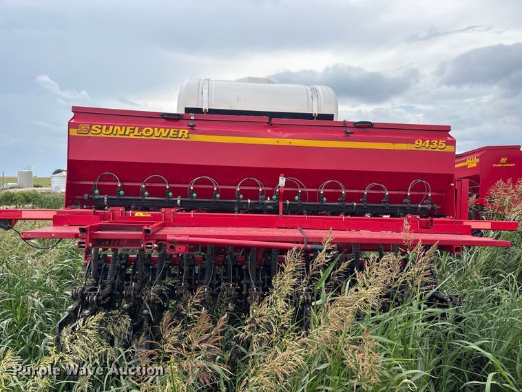image for item EW0018 Sunflower SF9435 grain drill