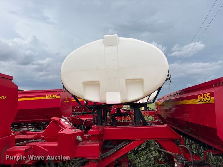 image for item EW0018 Sunflower SF9435 grain drill