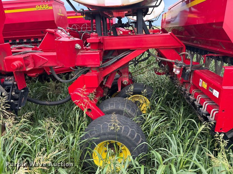 image for item EW0018 Sunflower SF9435 grain drill