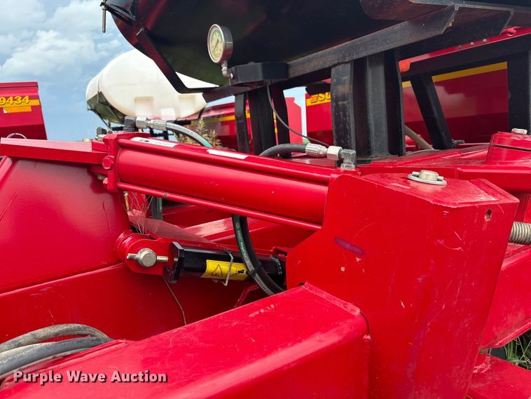 image for item EW0018 Sunflower SF9435 grain drill
