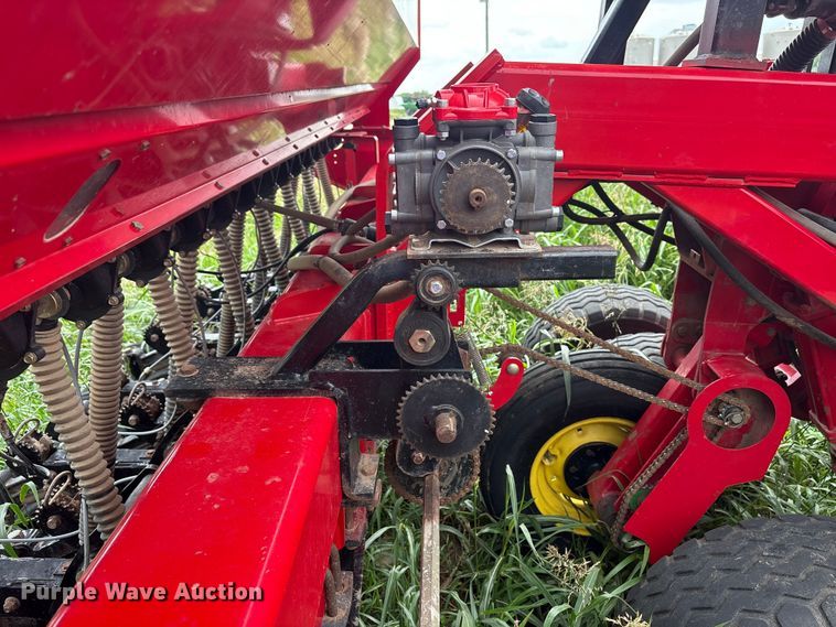 image for item EW0018 Sunflower SF9435 grain drill