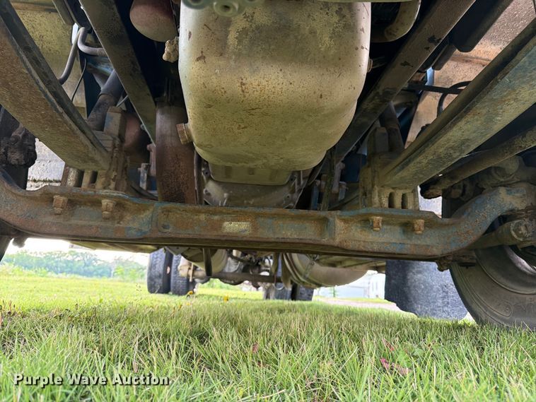 image for item EW4788 1987 Peterbilt 567 grain truck