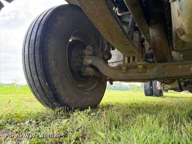image for item EW4788 1987 Peterbilt 567 grain truck