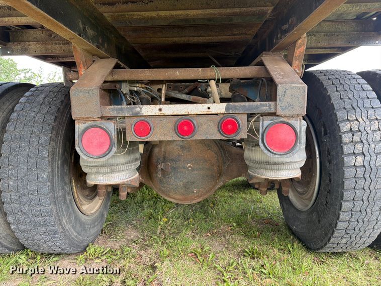 image for item EW4788 1987 Peterbilt 567 grain truck