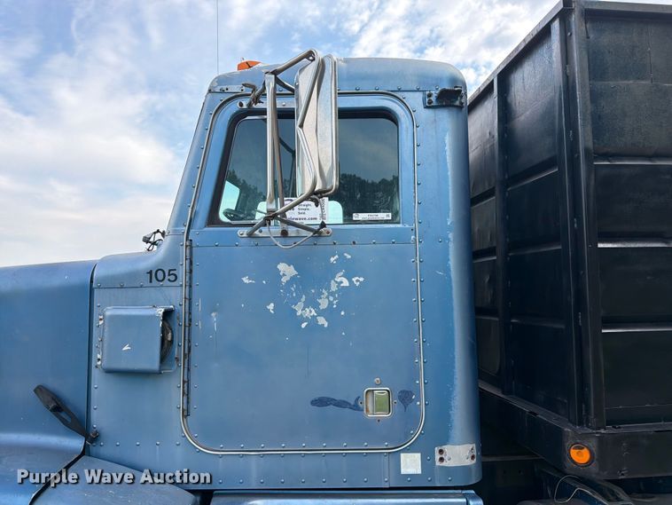 image for item EW4788 1987 Peterbilt 567 grain truck