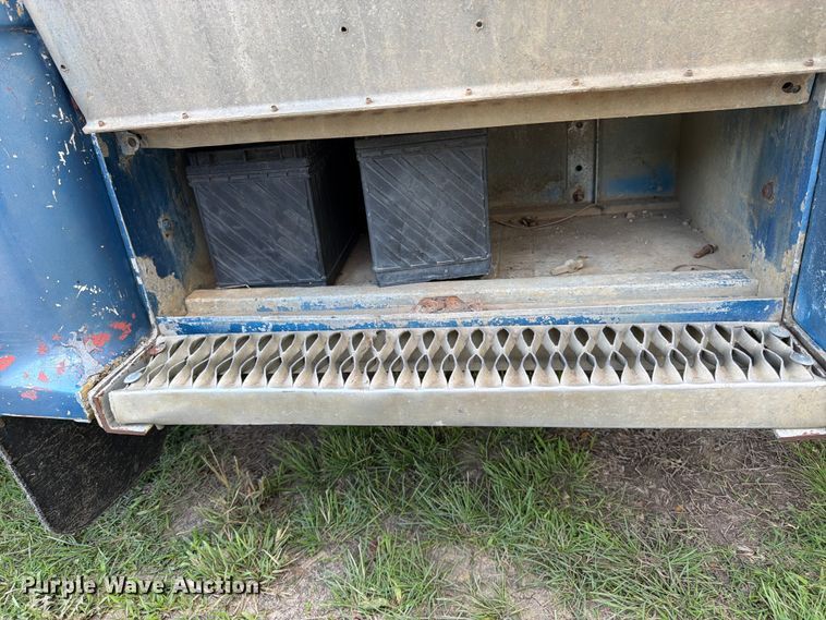 image for item EW4788 1987 Peterbilt 567 grain truck