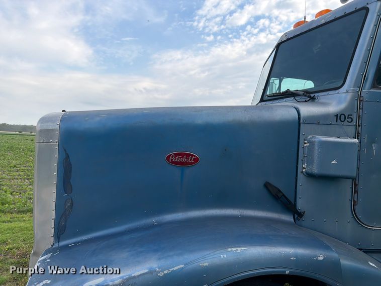 image for item EW4788 1987 Peterbilt 567 grain truck