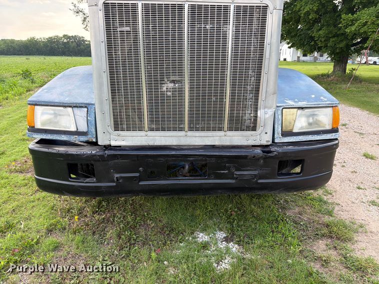 image for item EW4788 1987 Peterbilt 567 grain truck
