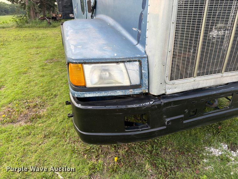 image for item EW4788 1987 Peterbilt 567 grain truck
