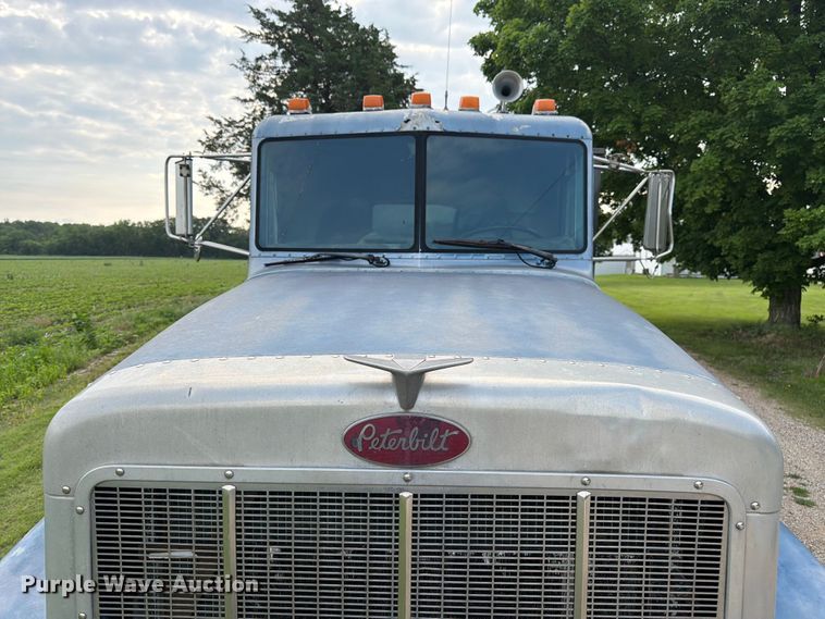 image for item EW4788 1987 Peterbilt 567 grain truck