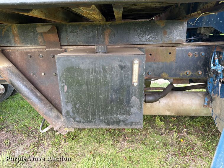 image for item EW4788 1987 Peterbilt 567 grain truck