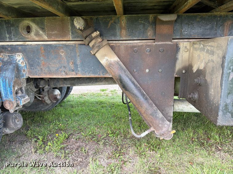 image for item EW4788 1987 Peterbilt 567 grain truck