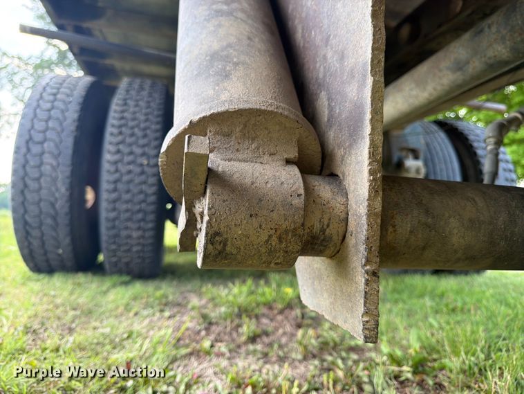 image for item EW4788 1987 Peterbilt 567 grain truck