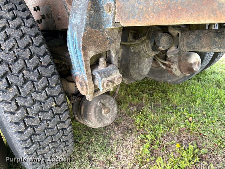 image for item EW4788 1987 Peterbilt 567 grain truck