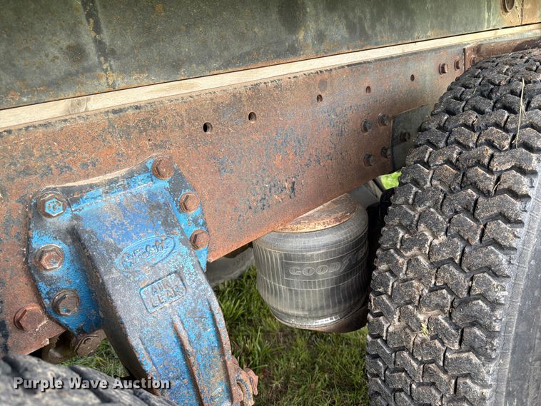 image for item EW4788 1987 Peterbilt 567 grain truck