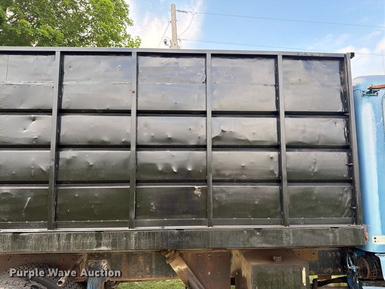 image for item EW4788 1987 Peterbilt 567 grain truck
