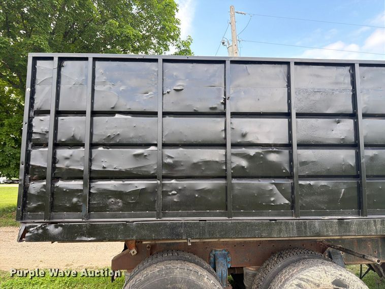 image for item EW4788 1987 Peterbilt 567 grain truck