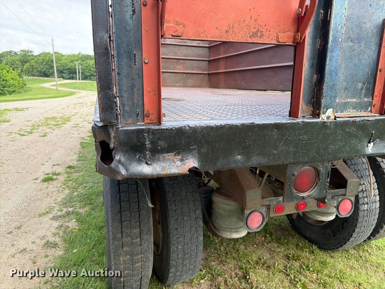 image for item EW4788 1987 Peterbilt 567 grain truck