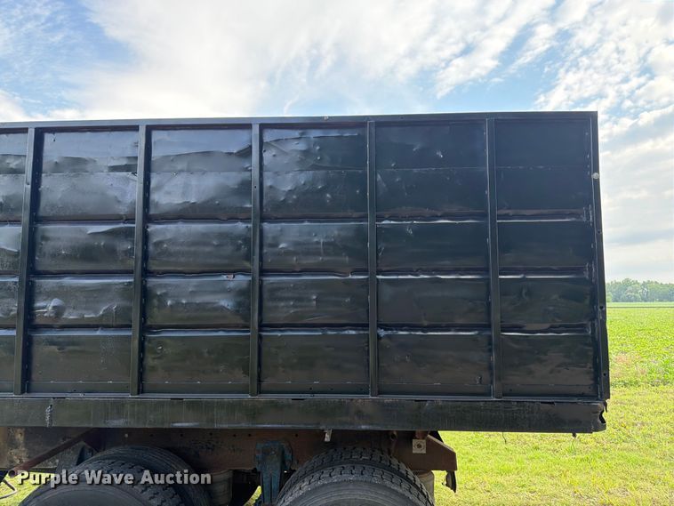 image for item EW4788 1987 Peterbilt 567 grain truck