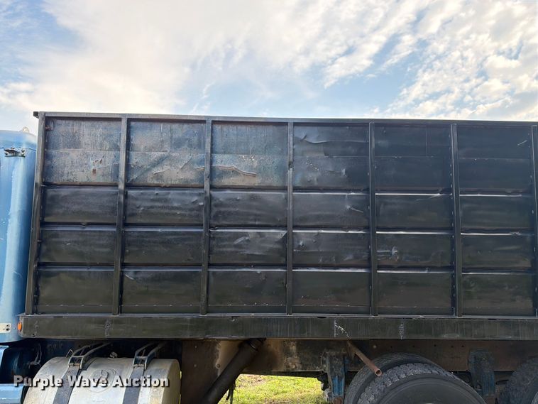 image for item EW4788 1987 Peterbilt 567 grain truck