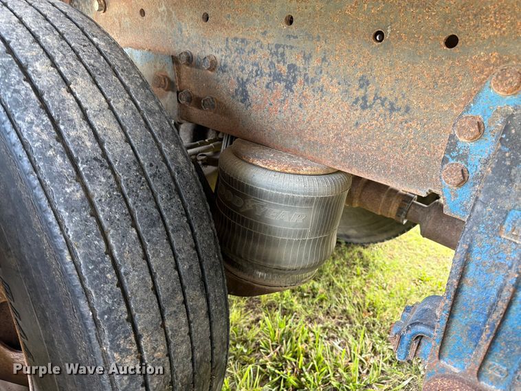 image for item EW4788 1987 Peterbilt 567 grain truck