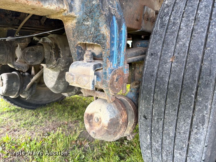 image for item EW4788 1987 Peterbilt 567 grain truck