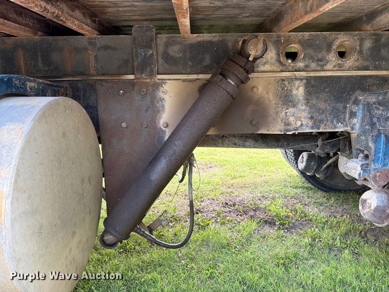 image for item EW4788 1987 Peterbilt 567 grain truck