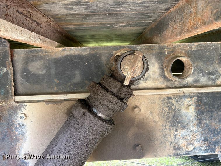 image for item EW4788 1987 Peterbilt 567 grain truck